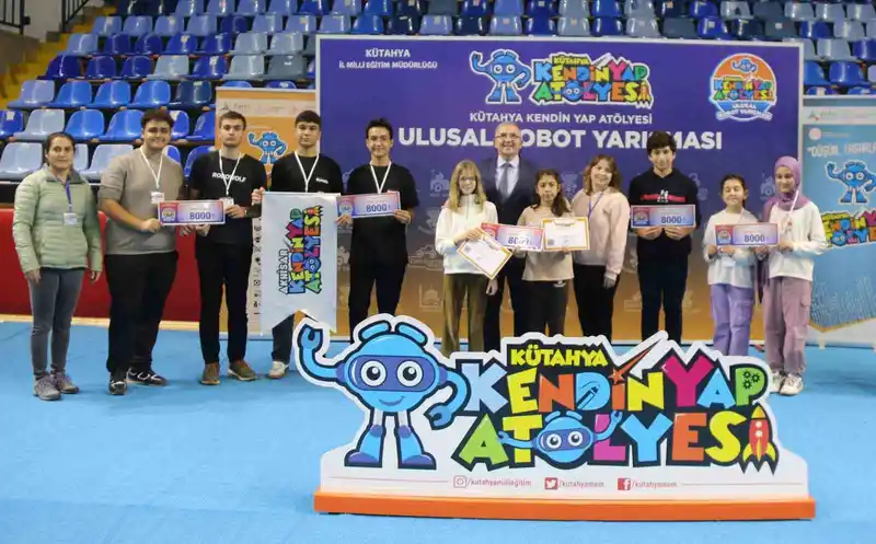 Kütahya’da Ulusal Robot Yarışması’nda dereceye giren öğrenciler ödüllerini aldı
