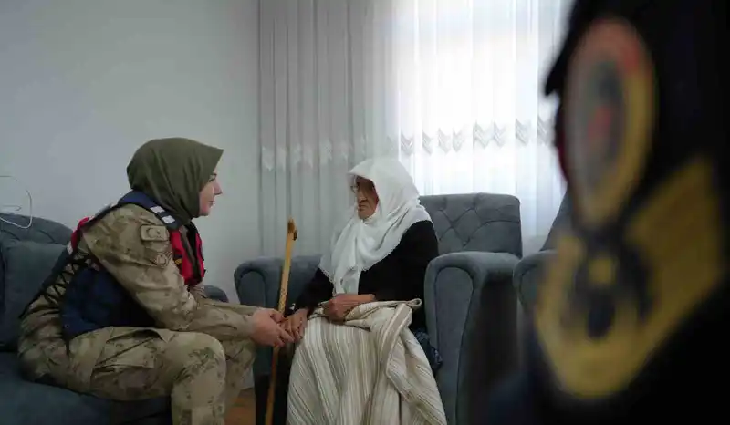 97 Yaşındaki Rabiye ninenin asker sevgisi: 