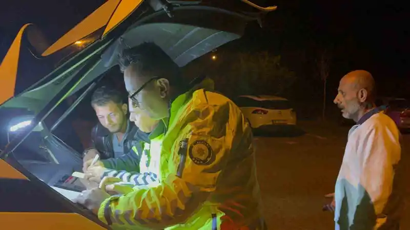 Gazeteciye tepki gösteren alkollü sürücüye baba azarı
