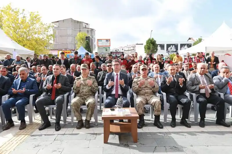 Erciş’te 2011 depreminde hayatını kaybedenler anıldı
