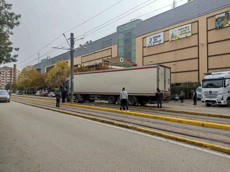 Kontrolden çıkan tır tramvay yoluna girdi, seferler aksadı
