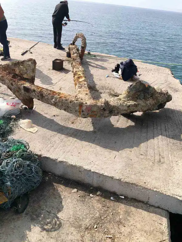 İskeleden yaklaşık 3 tonluk çapa çıkarıldı
