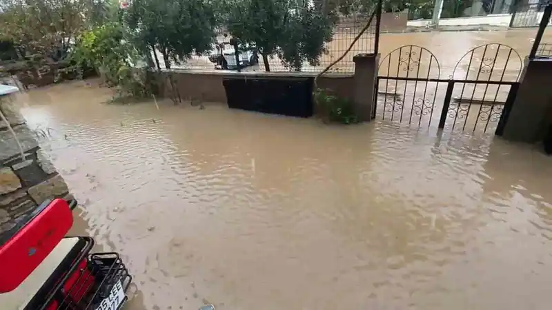 İzmir’de sağanak yağış yolları göle çevirdi
