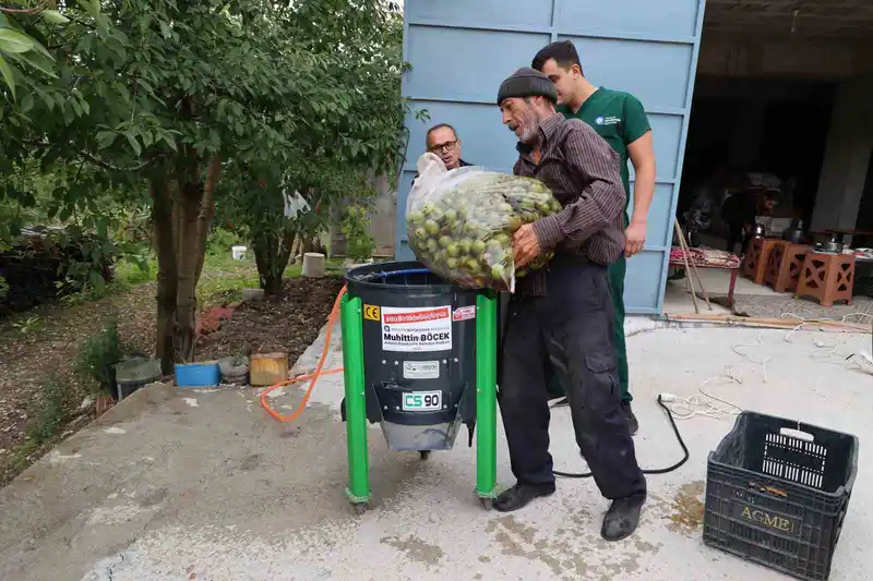 Büyükşehir’in ceviz soyma makineleri üreticilerin hizmetinde
