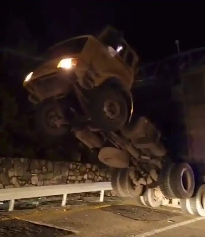 Damperi açık kamyon KGYS direğine çarparak asılı kaldı: 1 yaralı
