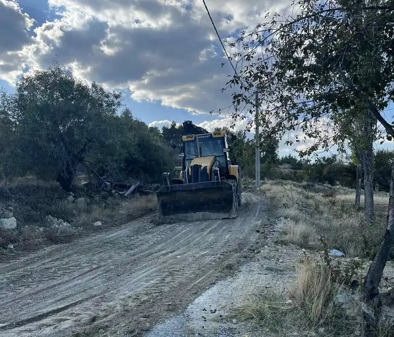 Acıpayam Belediyesinin düzeltmediği yolu vatandaşlar kendi imkânlarıyla düzelti

