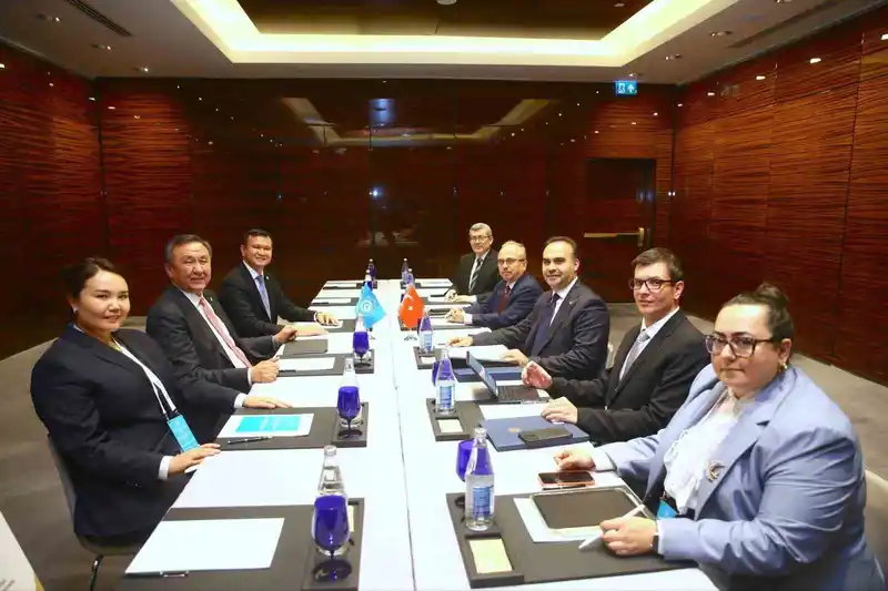 Bakan Kacır’dan Bakü’de diplomasi trafiği
