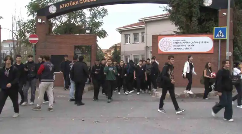 İstanbul’da beklenen sağanak yağış nedeniyle öğrenciler okullarından erken çıktı
