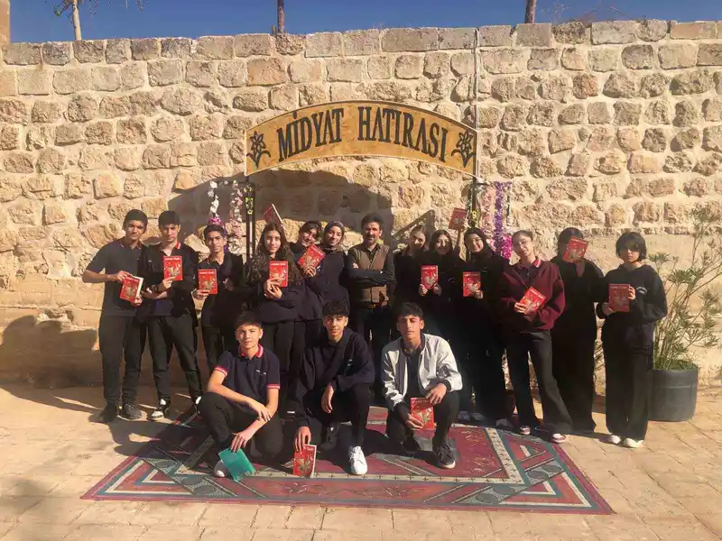 Mardin’de öğrenciler tarihi sokaklarda kitap okudu
