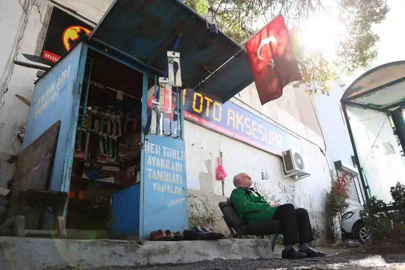 2 metrekarede 45 yıllık ayakkabı boyacılığı
