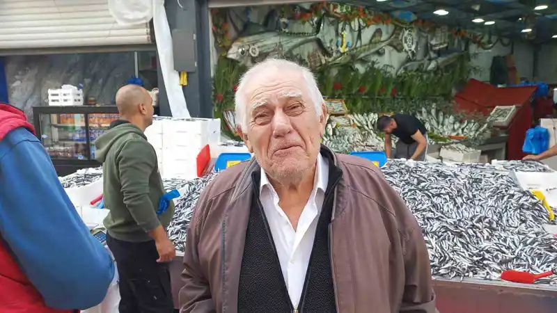 Havalar soğudu, hamsi 100 liraya düştü
