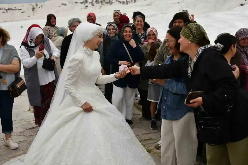 Düğün çekimi için Pamukkale travertenlerine giden çift için turistler takı kuyruğu oluşturdu

