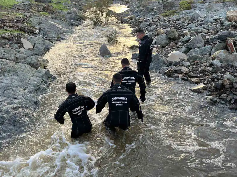 Gün aydınlandı, selde kaybolan vatandaşı bulma çalışmaları yeniden başladı
