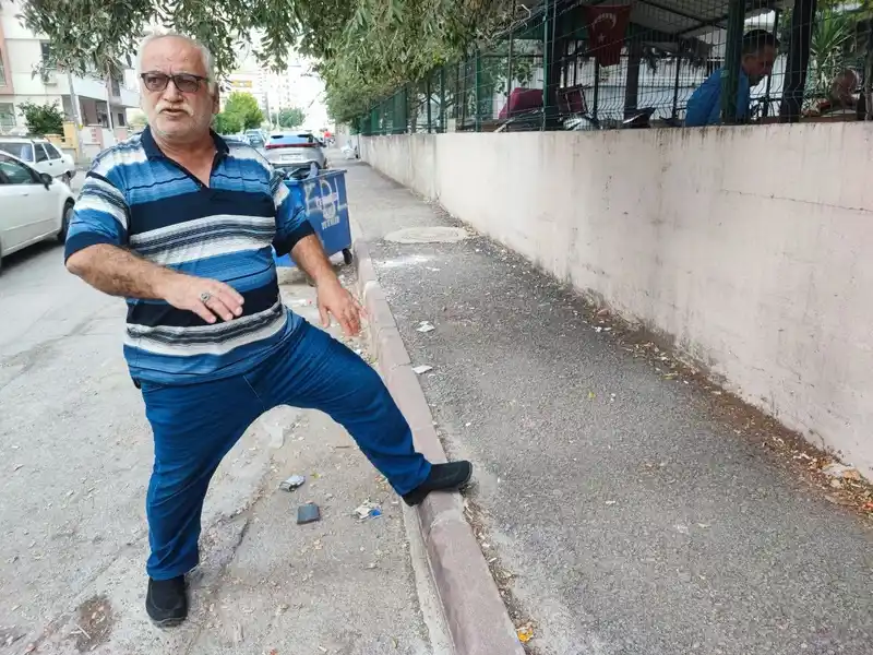 Seyhan Belediyesi parke taşı bulamayınca kaldırımı asfaltladı
