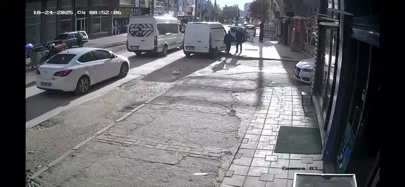 Geri manevra yaparken yayayı böyle yere serdi: Görünmez kaza kamerada
