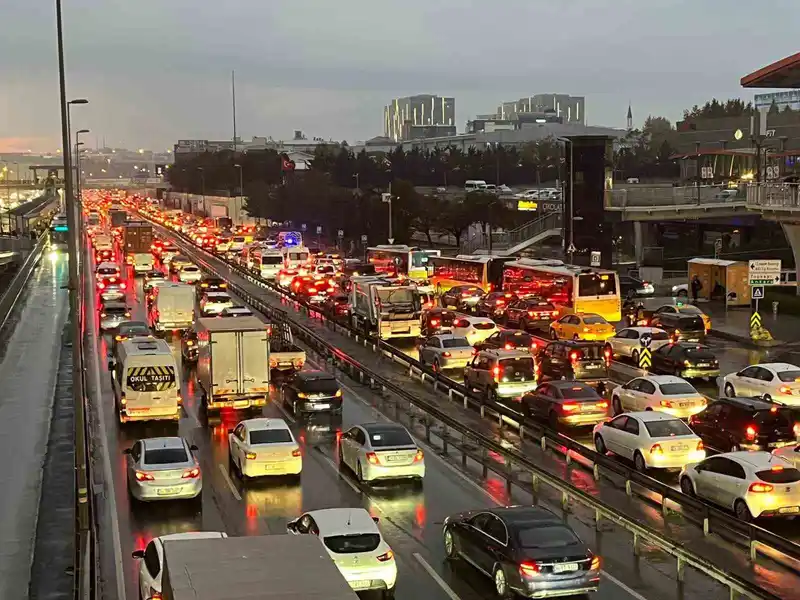 İstanbul’da yağışla birlikte trafik yoğunluğu yüzde 81’e ulaştı
