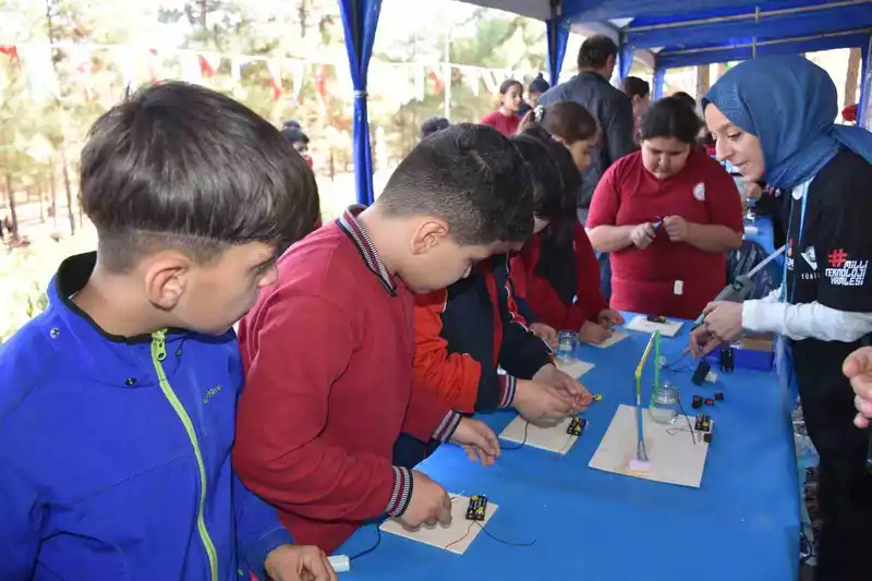 Çocuklar Şahinbey Belediyesi’nin Bilim Şenliği’nde doyasıya eğlendi
