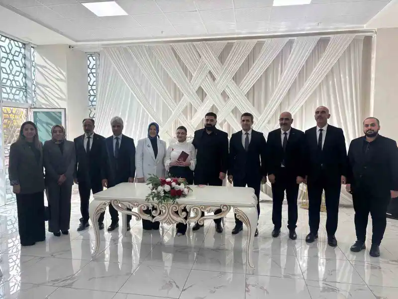 Bakan Yardımcısı Yenigün, ’Evlenecek Gençlerin Desteklenmesi Projesi’nden yararlanan çiftin nikah şahidi oldu
