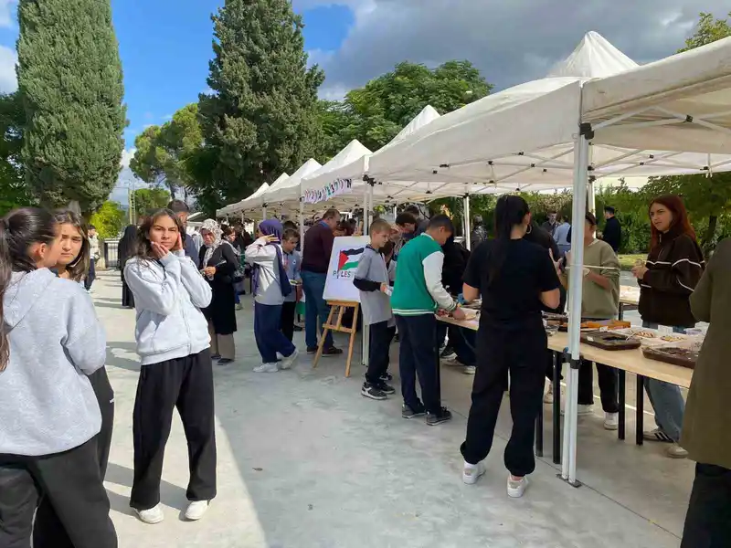 Bozkurt Anadolu İmam Hatip Lisesi öğrencileri, Gazze’ye destek amacıyla panayır düzenledi
