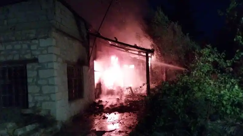 Müstakil ev alev alev yandı
