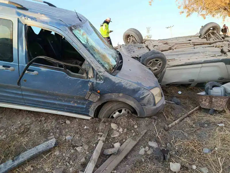 Otomobil ile hafif ticari araç çarpıştı: 1 ölü, 1 yaralı
