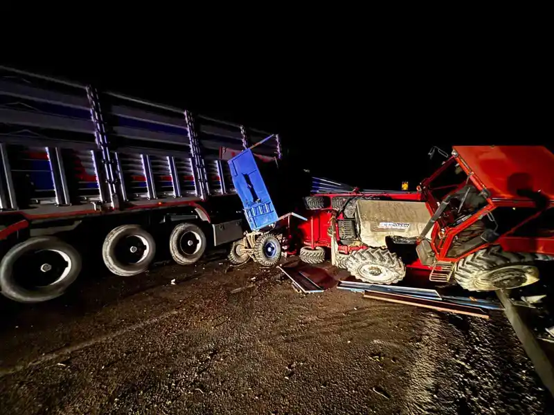 Babaeski’de tır ile traktör çarpıştı, yol trafiğe kapandı
