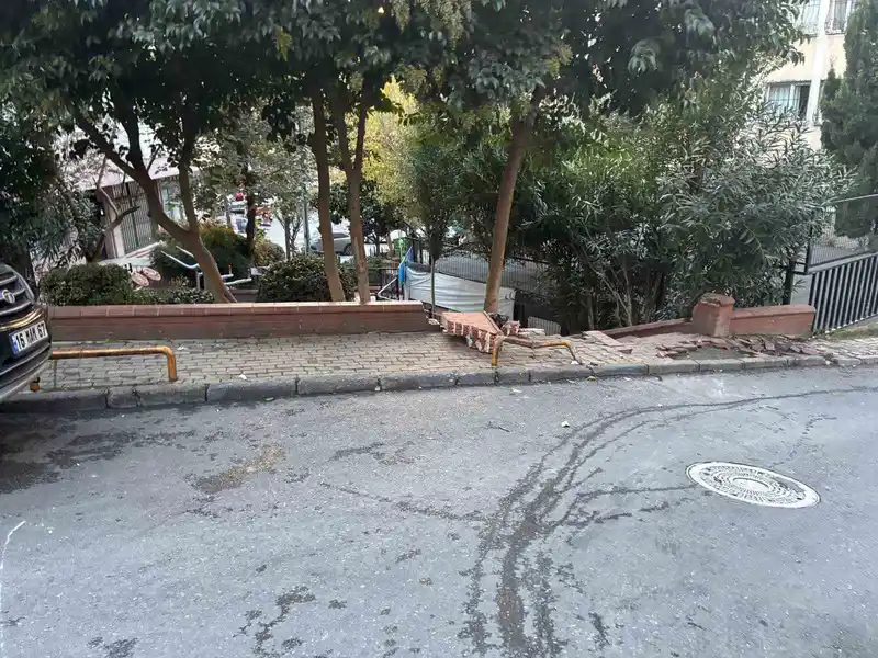 Şişli’de kontrolden çıkan otomobil duvara çarptı
