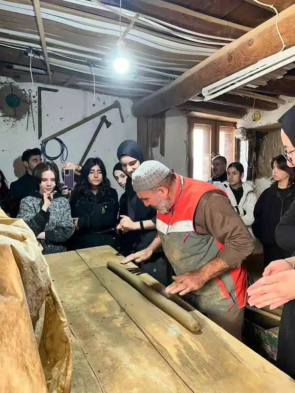 Bayburt GSL öğrencileri tandır atölyesinde çamura şekil verdi
