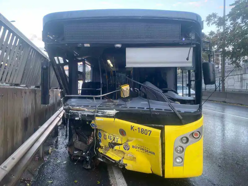 Kadıköy’de alkollü İETT şoförü bariyerlere saplandı: 2 yaralı

