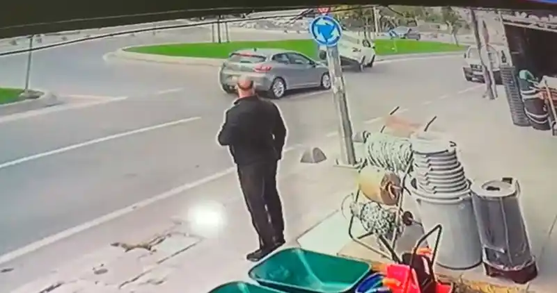 Otomobil refüje çıktı, kavşaktan dönerek yoluna devam etti
