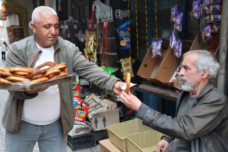 20 yıl simit sattı, 49 yaşında atanınca annesi inanmadı
