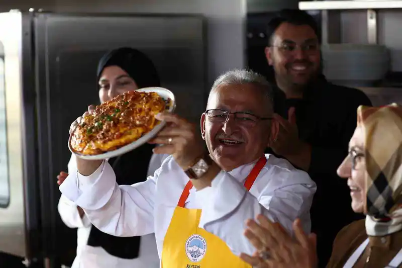 Başkan Büyükkılıç ve eşi, ünlü şeflerle Kayseri Yağlaması yaptı
