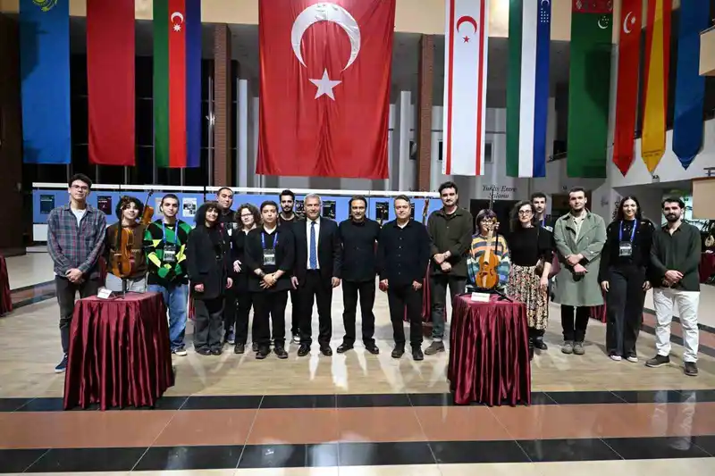 Rektör Adıgüzel, Çalgı Yapımı ve Onarımı Bölümü öğrencilerinin sergisini gezdi
