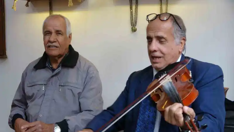 Müşterilerini müzikle karşılıyor
