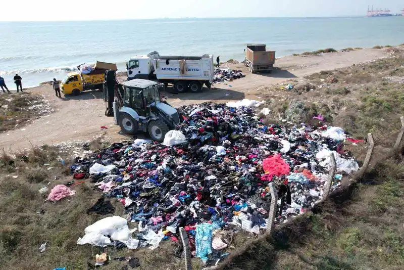 Sahile tonlarca tekstil atığının dökülme anı kamerada: Araç ve firma tespit edildi
