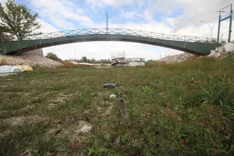 (Düzeltme) Gölde sular çekildi, yatlar karaya oturdu: Aşk Adası’nın etrafında da su kalmadı
