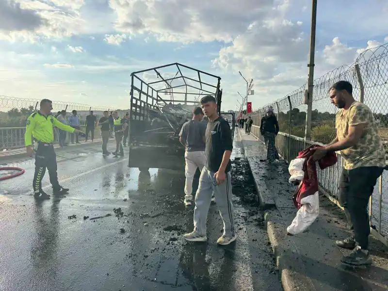 Seyir halindeki kamyonet alev aldı: Ensesinde sıcaklık hissedince, 3 kişinin hayatı kurtuldu
