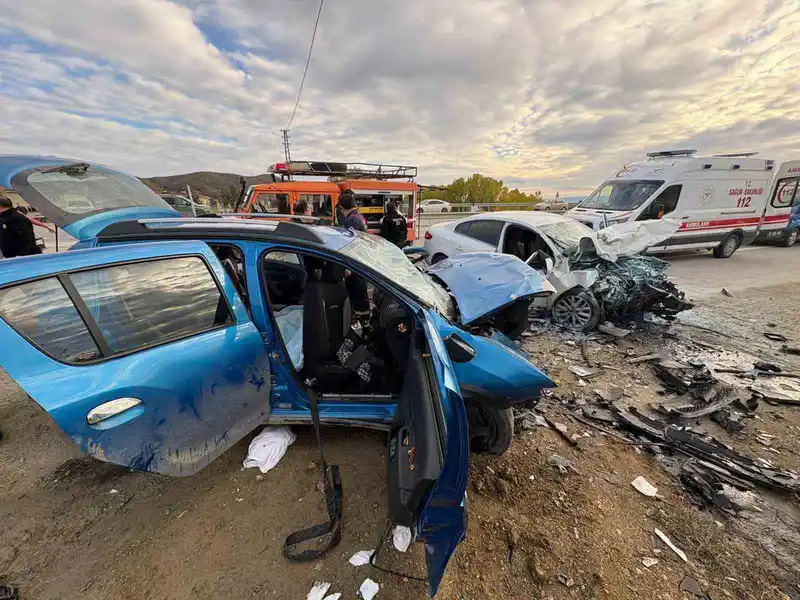 Kastamonu’da iki otomobil çarpıştı: 1 ölü, 5 yaralı
