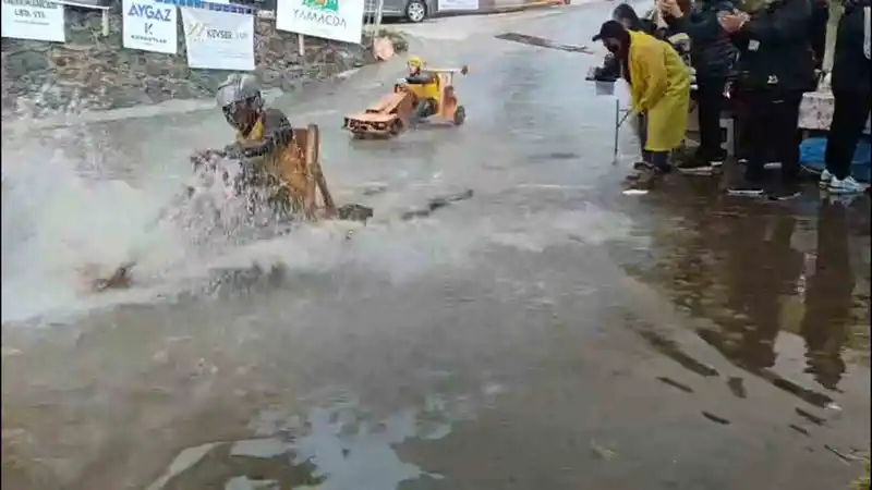 Geleneksel tahta araba yarışlarına yağmur da engel olamadı
