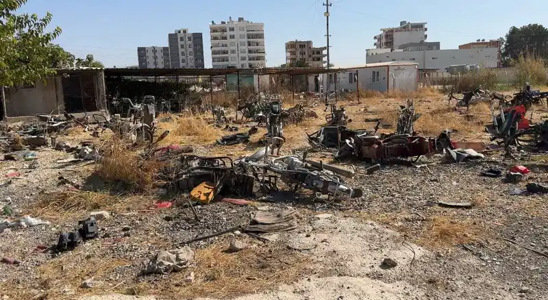 Terk edilen yediemin parkındaki araçlar yağmalandı
