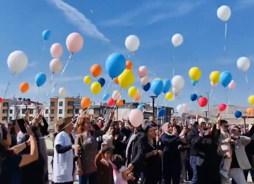 Hastanede çocuklar için balon şenliği