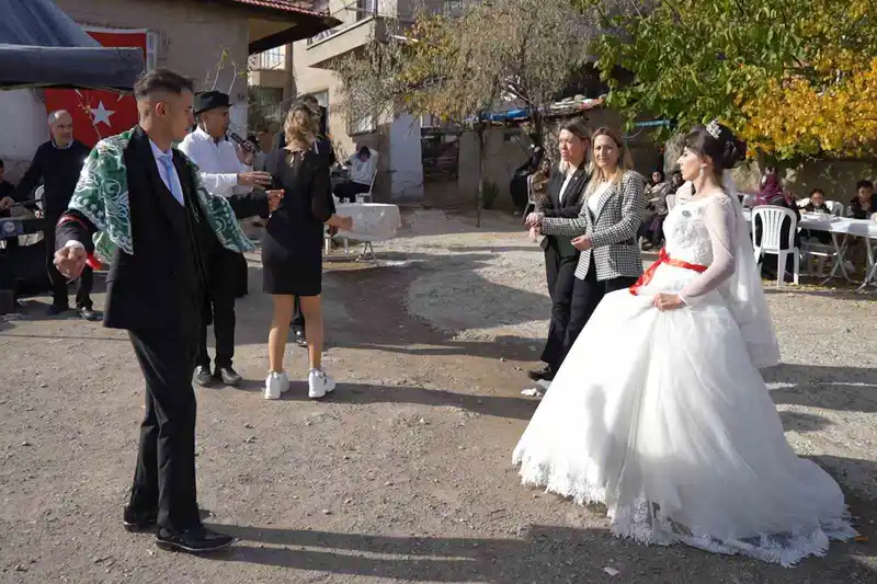 Hacca gidemeyen yaşlı çift birikimleriyle gençlerin düğün hayalini gerçeğe dönüştürdü
