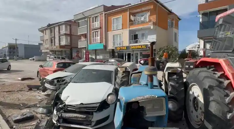 Gönen’de kontrolden çıkan tır, park halindeki 8 araca çarptı
