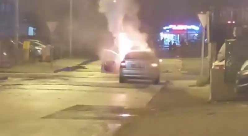 Otomobil alev alev yanarak küle döndü
