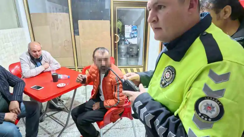 Yasal sınırın 8 kat üzerinde alkollü halde kaza yaptı, kahveye oturup çay içti
