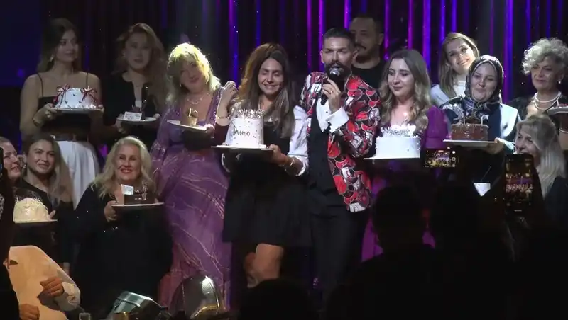 Ünlü sanatçı, sahnede 36 kişinin doğum gününü aynı anda kutladı
