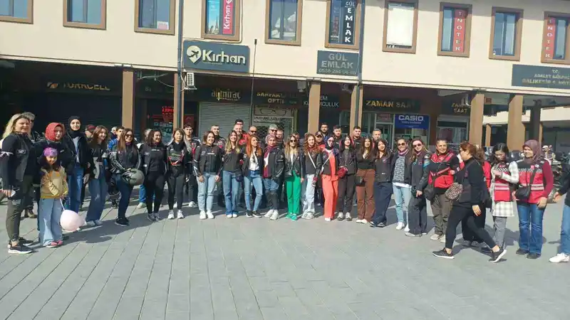 Meme kanserine dikkat çekmek için motosiklet turu attılar
