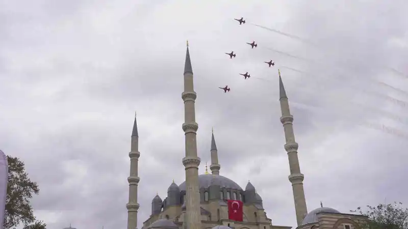 Türk Yıldızları Edirne’de nefes kesti
