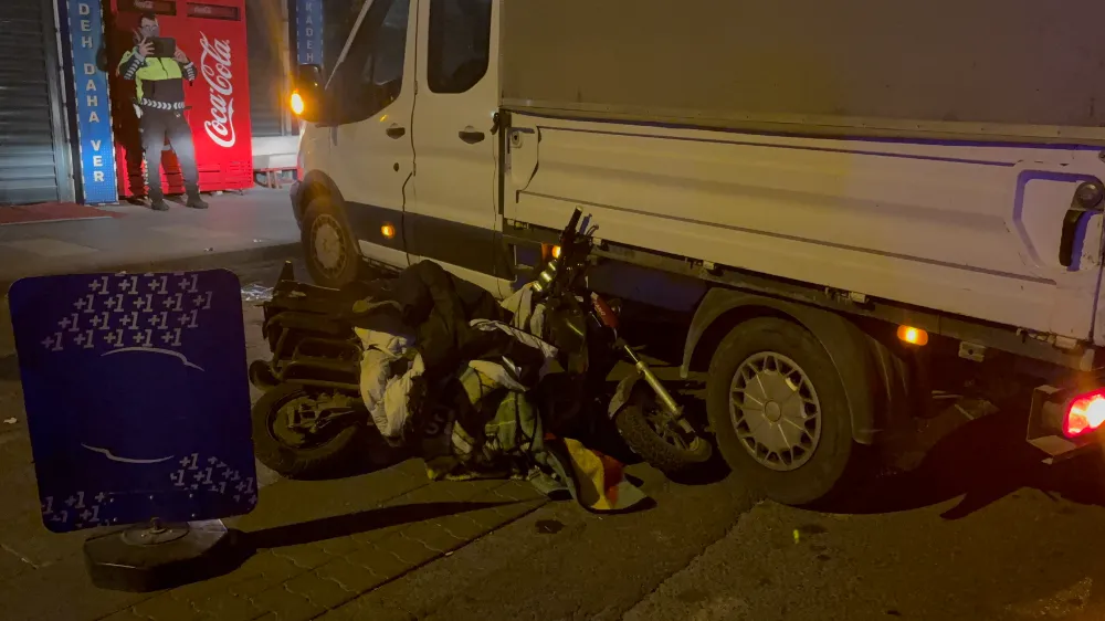 Elektrikli bisikletle kamyonetin altına girdi: 1 yaralı