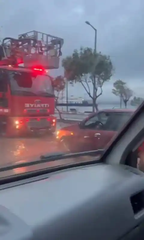 Lapseki’de cadde ve sokaklar göle döndü
